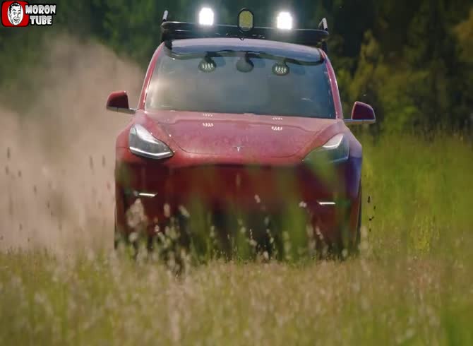 Video :Her Tesla Model 3 is converted into an electric pickup by her!